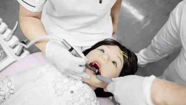 Este robot humanoide simula el comportamiento de un niño en el dentista