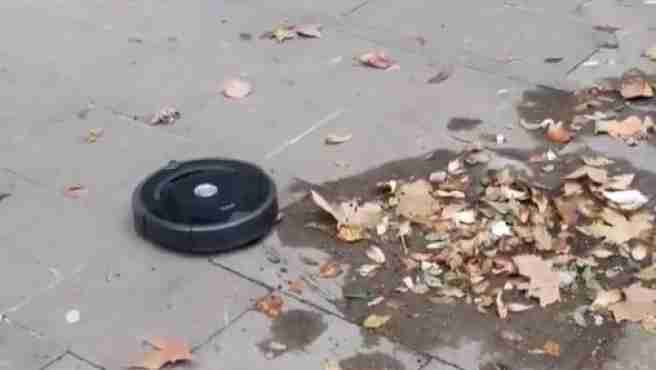 Una Roomba limpiando la calle sorprende a los transeúntes de Barcelona