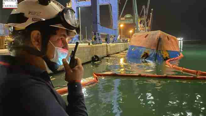Dos robots submarinos buscan a los desaparecidos del barco volcado en el puerto de Castellón