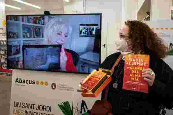 Así es el brazo robótico que permite a escritores internacionales firmar libros en Barcelona este Sant Jordi