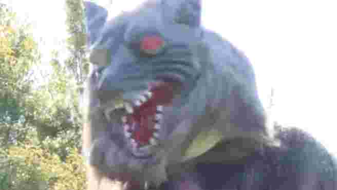 El terrorífico robot-lobo que usan en Japón para espantar a los animales