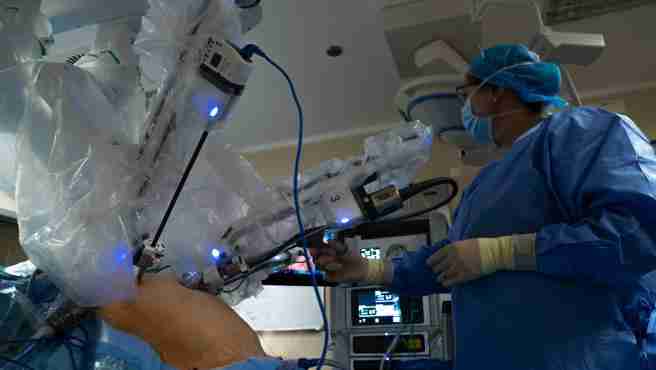 El TS obliga a Smart Hospital al mantenimiento de los robots Da Vinci de Valdecilla