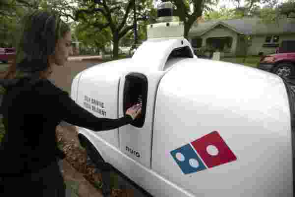 Un robot que entrega pizzas a domicilio: Domino's prueba R2, su vehículo autónomo de reparto