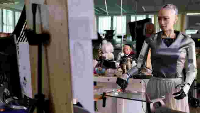 Los NFT siguen en auge: el conocido robot humanoide Sophia subasta su primera obra de arte digital